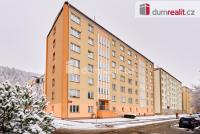 Byt 3+1 s lodžií o velikosti 67,7 m2 v osobním vlastnictví v K.Varech, Krymská ulice  - pohled z Krymské ul.