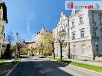 Prodej, byt 3+1 po generální rekonstrukci, 86 m2, ul. Karlovarská, Mariánské Lázně - pohled do ulice