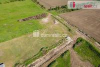 Prodej nově zasíťovaného mírně svažitého stavebního pozemku plochy 998m2 v příjemné obci Čakovičky - 6