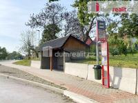 Prodej nově zasíťovaného mírně svažitého stavebního pozemku plochy 998m2 v příjemné obci Čakovičky - autobusová zastávka