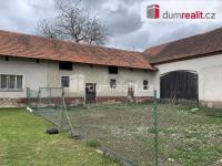Prodej RD se zemědělským zázemím (chlévy, stodola) v obci Vinařice, okres Beroun, zahrada 3.549m2 - 3