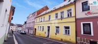 Nabízíme k prodeji unikátní historický dům se 5 byty v centru obce, Jiráskova ulice