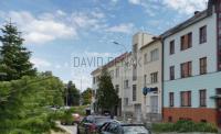 Nabízíme k pronájmu podkrovní byt 3+kk, 75 m2, s balkónem v ulici Šimkova v centru Hradce Králové.