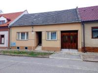 Částečně podsklepený rodinný dům s garáží a zahradou v Dolních Dunajovicích