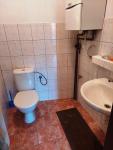 Prodej rodinného domu v Malíně u Kutné Hory - místnost WC s umývadlem a kotle ÚT