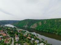 Stavební pozemek s výhledem na řeku a okolí krajiny  Praha-Západ