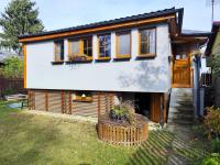Prodej krásné chaty 2+kk, 69 m2 s terasou a zahradou v Černošicích