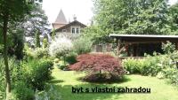 Prostorný cihlový byt s vlastní zahradou ve městě Hořice