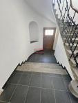 Prodej mezonetové jednotky 77,98 m2 po kompletní rekonstrukci bytu a celého domu v centru Bechyně - dům - chodba