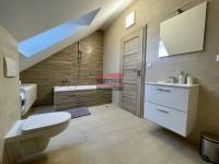 Prodej mezonetové jednotky 77,98 m2 po kompletní rekonstrukci bytu a celého domu v centru Bechyně - koupelna