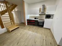 Prodej mezonetové jednotky 77,98 m2 po kompletní rekonstrukci bytu a celého domu v centru Bechyně - pokoj s kuchyňským koutem