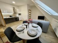 Prodej mezonetové jednotky 77,98 m2 po kompletní rekonstrukci bytu a celého domu v centru Bechyně - pokoj s kuchyňským koutem