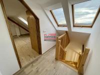 Prodej mezonetové jednotky 77,98 m2 po kompletní rekonstrukci bytu a celého domu v centru Bechyně - schodiště