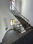 Prodej mezonetové jednotky 58,98 m2 po kompletní rekonstrukci bytu a celého domu v centru Bechyně - schodiště