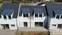 Prodej nízkoenergetické novostavby prostředního trojdomu 5+kk s terasou v Mutěnicích u Strakonic - letecký snímek
