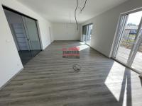 Prodej nízkoenergetické novostavby prostředního trojdomu 5+kk s terasou v Mutěnicích u Strakonic - obývací pokoj s kuchyňským koutem