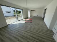 Prodej nízkoenergetické novostavby prostředního trojdomu 5+kk s terasou v Mutěnicích u Strakonic - obývací pokoj s kuchyňským koutem