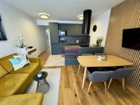 Prodej nízkoenergetické novostavby vnitřního řadového RD 2+kk v Táboře - Klokotech - obývací pokoj s kuchyňským koutem