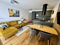 Prodej bytové jednotky 2+kk v novostavbě RD v Táboře - Klokotech - obývací pokoj s kuchyňským koutem