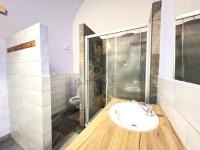 Pronájem bytu 2+1, 103 m2, nám.Míru Jindřichův Hradec - koupelna + WC.jpg