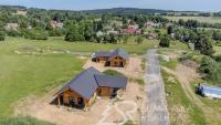 DVĚ SOLITÉRNÍ NOVOSTAVBY RD- VÝJIMEČNĚ PŘÍVĚTIVÉ MÍSTO NA ÚBOČÍ JAVORNÍKU–ROHANOV,CENTRÁLNÍ ŠUMAVA - DJI_0056.jpg