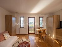 prodej zrekonstruovaného hospodářského stavení o výměře 1759 m2, Pištín u Českých Budjěovic - byt 2+1, obývací pokoj