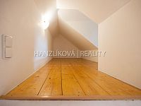 prodej zrekonstruovaného hospodářského stavení o výměře 1759 m2, Pištín u Českých Budjěovic - byt 2+1, spaní v mezonetu