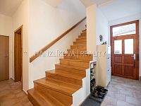 prodej zrekonstruovaného hospodářského stavení o výměře 1759 m2, Pištín u Českých Budjěovic - hlavní část domu / bytu 3kk- chodba, zádveří se schodištěm do 2. NP