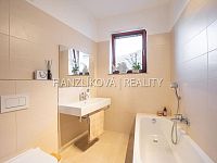 prodej zrekonstruovaného hospodářského stavení o výměře 1759 m2, Pištín u Českých Budjěovic - hlavní část domu / bytu 3kk  - koupelna v 1. NP