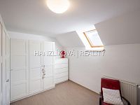 prodej zrekonstruovaného hospodářského stavení o výměře 1759 m2, Pištín u Českých Budjěovic - hlavní část domu / bytu 3kk - ložnice ve 2. NP