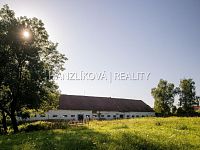 prodej zrekonstruovaného hospodářského stavení o výměře 1759 m2, Pištín u Českých Budjěovic - okolí domu
