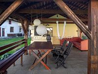 prodej zrekonstruovaného hospodářského stavení o výměře 1759 m2, Pištín u Českých Budjěovic - pergola / posezení