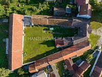 prodej zrekonstruovaného hospodářského stavení o výměře 1759 m2, Pištín u Českých Budjěovic - pohled na dům z ptačí perspektivy