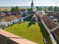 prodej zrekonstruovaného hospodářského stavení o výměře 1759 m2, Pištín u Českých Budjěovic - pohled na dům z ptačí perspektivy