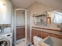 prodej zrekonstruovaného hospodářského stavení o výměře 1759 m2, Pištín u Českých Budjěovic - byt 2+1, koupelna