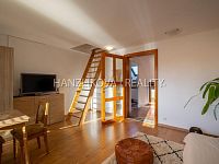 prodej zrekonstruovaného hospodářského stavení o výměře 1759 m2, Pištín u Českých Budjěovic - byt 2+1, obývací pokoj