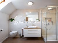 prodej zrekonstruovaného hospodářského stavení o výměře 1759 m2, Pištín u Českých Budjěovic - hlavní část domu / bytu 3kk - koupelna ve 2. NP