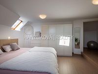 prodej zrekonstruovaného hospodářského stavení o výměře 1759 m2, Pištín u Českých Budjěovic - hlavní část domu / bytu 3kk - ložnice ve 2. NP