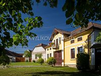 prodej zrekonstruovaného hospodářského stavení o výměře 1759 m2, Pištín u Českých Budjěovic - pohled na dům