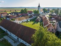 prodej zrekonstruovaného hospodářského stavení o výměře 1759 m2, Pištín u Českých Budjěovic - pohled na dům z ptačí perspektivy