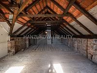 prodej zrekonstruovaného hospodářského stavení o výměře 1759 m2, Pištín u Českých Budjěovic - stodola