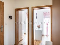 prodej zařízeného apartmánu 3+kk se sklepem a vyhrazeným parkovacím stáním, Černá v Pošumaví - 21.jpg