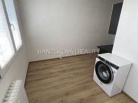 Pronájem bytu 2+1, Plzeňská ulice - Nabízíme k pronájmu byt 2+1 v panelovém domě v blízkosti řeky Vltavy, a to v Plzeňské ulici.