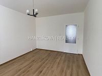 Pronájem bytu 2+1, Plzeňská ulice - Nabízíme k pronájmu byt 2+1 v panelovém domě v blízkosti řeky Vltavy, a to v Plzeňské ulici.