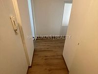 Pronájem bytu 2+1, Plzeňská ulice - Nabízíme k pronájmu byt 2+1 v panelovém domě v blízkosti řeky Vltavy, a to v Plzeňské ulici.