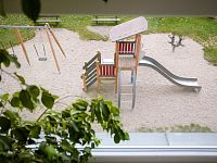 Pronájem nového bytu 2+kk s terasou a sklepem, Klaricova ul., České Budějovice - Okolí domu, pronájem bytu 2+kk, Klaricova, České Budějovice