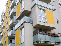 Pronájem nového bytu 2+kk s terasou a sklepem, Klaricova ul., České Budějovice - Okolí domu, pronájem bytu 2+kk, Klaricova, České Budějovice