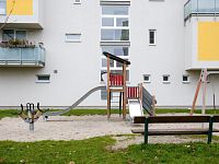 Pronájem nového bytu 2+kk s terasou a sklepem, Klaricova ul., České Budějovice - Okolí domu, pronájem bytu 2+kk, Klaricova, České Budějovice