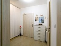 Pronájem nového bytu 2+kk s terasou a sklepem, Klaricova ul., České Budějovice - Předsíň, pronájem bytu 2+kk, Klaricova, České Budějovice