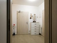 Pronájem nového bytu 2+kk s terasou a sklepem, Klaricova ul., České Budějovice - Předsíň, pronájem bytu 2+kk, Klaricova, České Budějovice